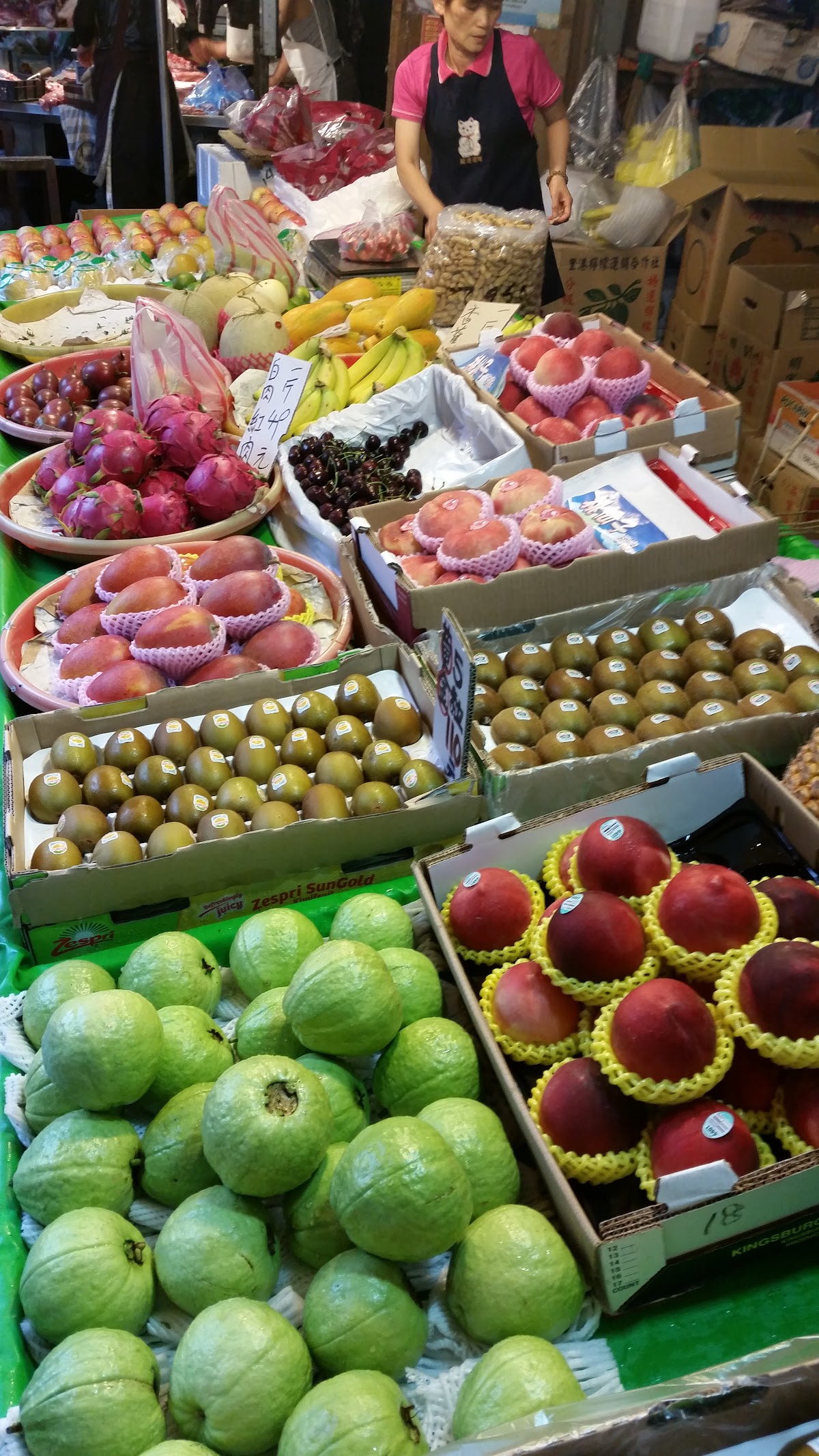 本味嚴選鮮果店內各式水果陳列