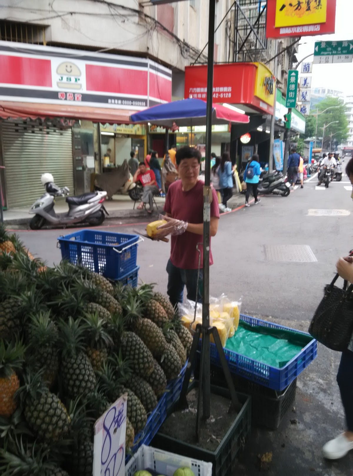 老闆親自在攤位服務顧客