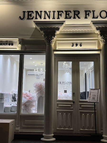 夜晚店外觀，燈光通明