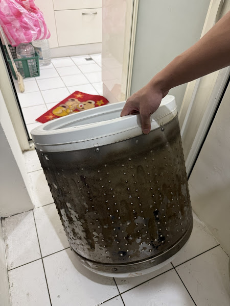 師傅取出洗衣機外桶